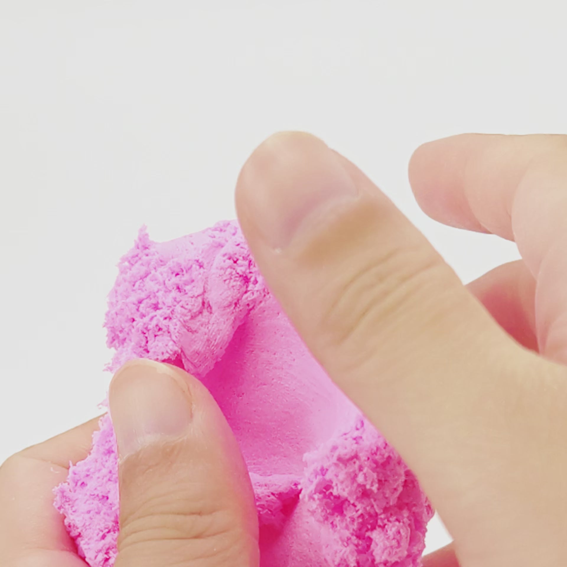 Fluffy cloud slime that never dries out—doesn’t stick to hair or clothes, and feels like cotton.